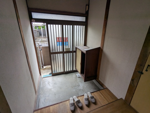 出丸町貸家の玄関写真