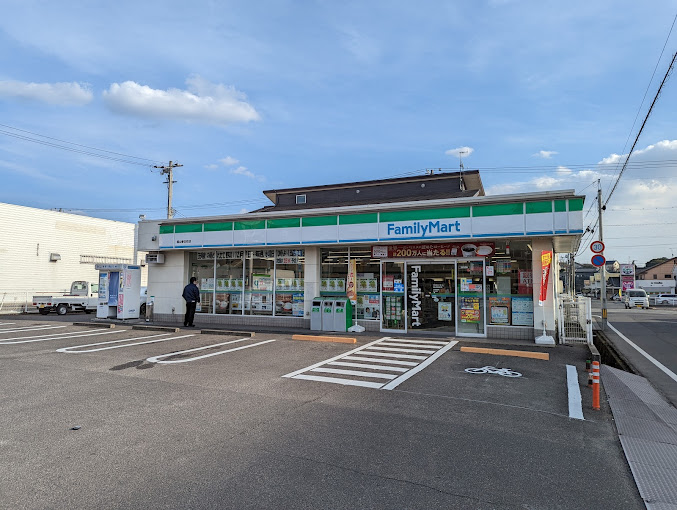 コンビニ　ファミリーマート 福山春日町店（コンビニ）まで582m