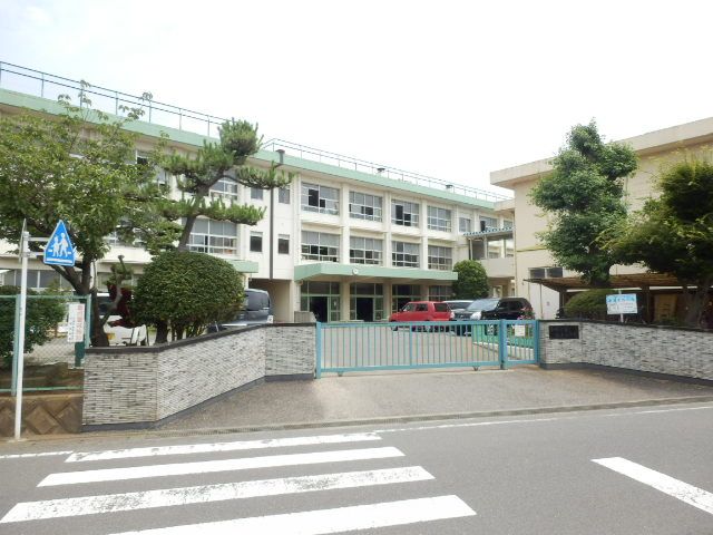 小学校　平塚市立岡崎小学校（小学校）まで3855m
