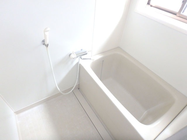 バス・シャワールーム　窓付きで換気しやすいですね！（イメージ）