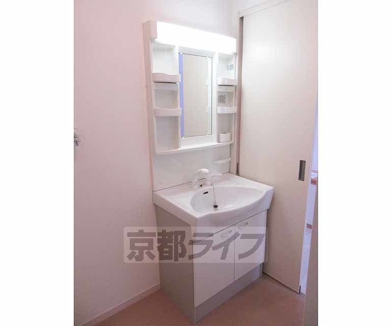 洗面設備　鏡の両サイドには収納スペースがあります！