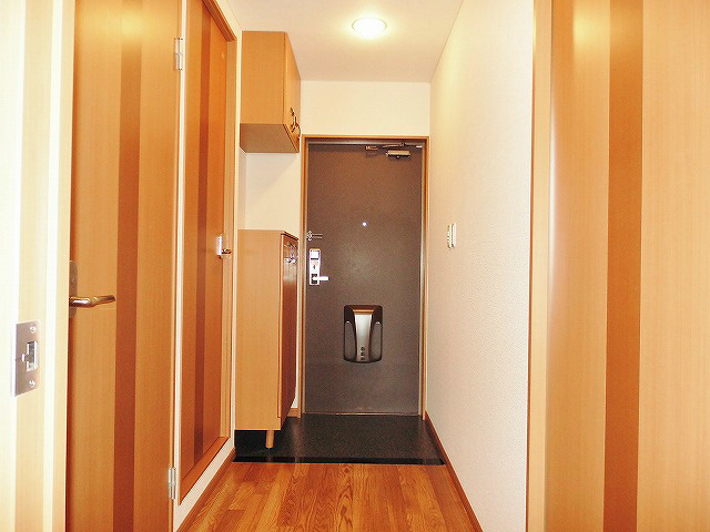 その他　リビングから玄関への通路