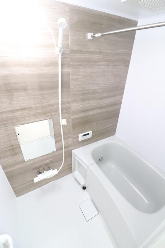 バス・シャワールーム　浴室乾燥機、追い焚き機能付きのバス