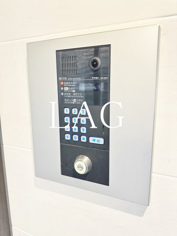 セキュリティ　オートロックです。モニターつきインターホンです。