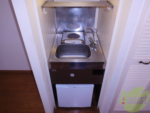 キッチン　電気コンロのキッチン。あ、ミニ冷蔵庫がついてますよ
