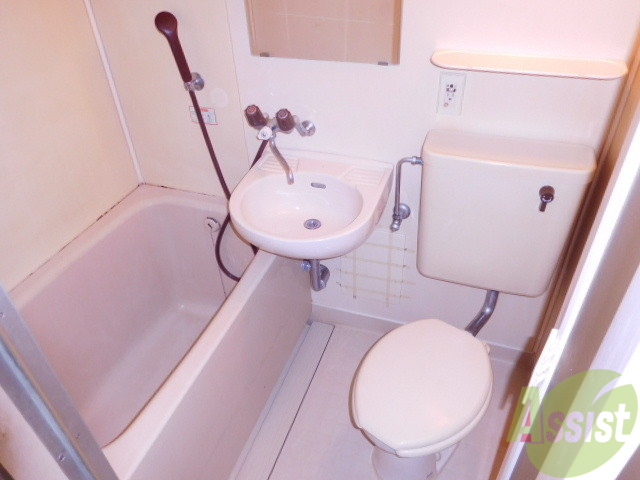 バス・シャワールーム　ユニットバスですがちょっと広めの浴槽です。