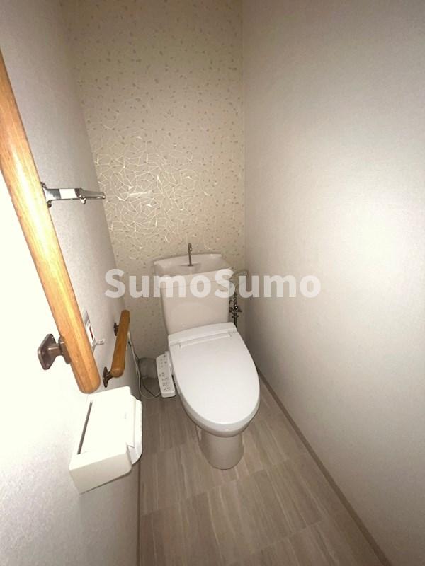 トイレ　落ち着いた色調のトイレです