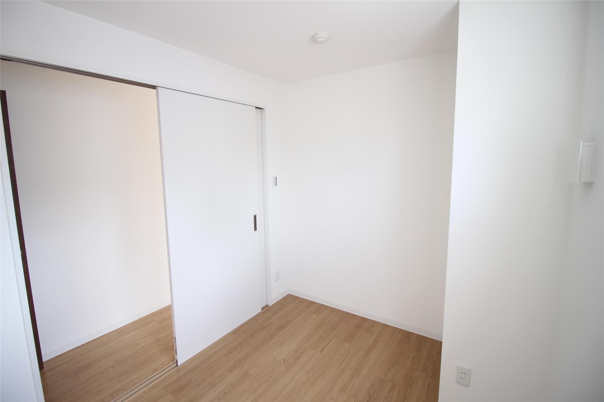 収納　写真は同間取の反転タイプです