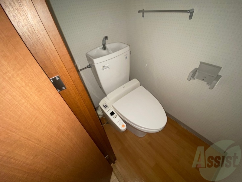 トイレ　ウォシュレット機能がついたトイレです。安心して使用できます。