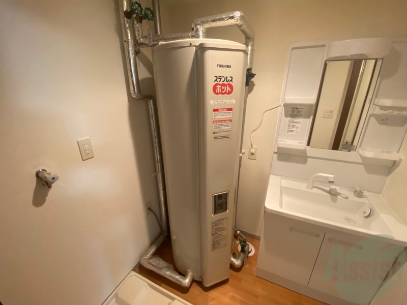 その他設備　洗面所の横には温水器が付いてます。