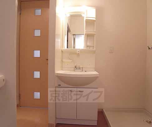 洗面設備　シャンプードレッサ付きの独立洗面台です。