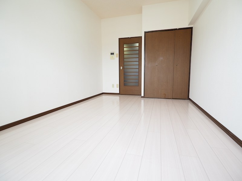 居室・リビング　新生活の拠点はココ。室内洗濯機置き場あり。