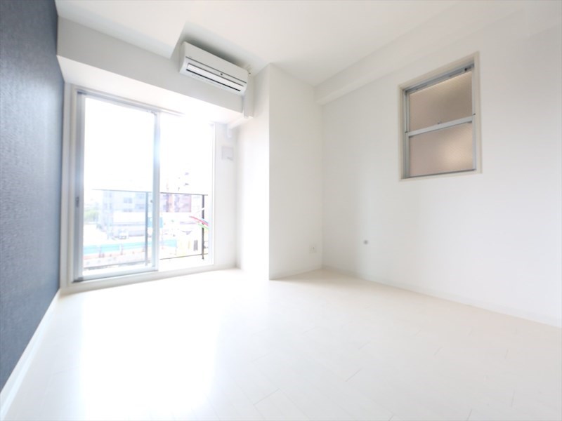 バルコニー　洋室6.8帖　2面採光　エアコン完備　南面バルコニー