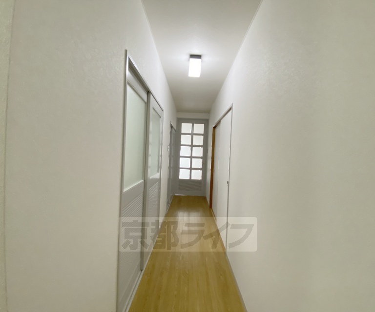 その他部屋・スペース　明るい廊下です。
