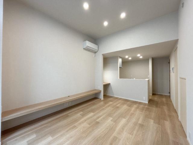 居室・リビング　こちらの居間で趣味の時間をお楽しみください