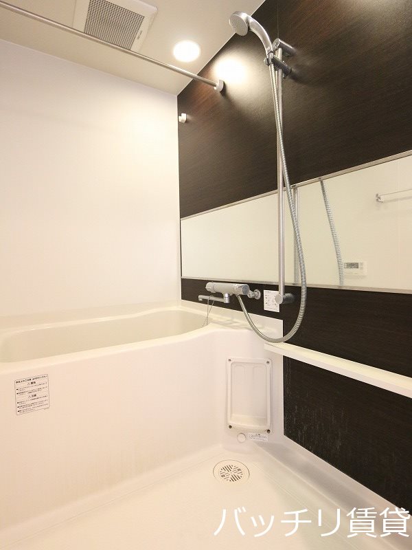 バス・シャワールーム　別号室タイプの為、現状を優先いたします