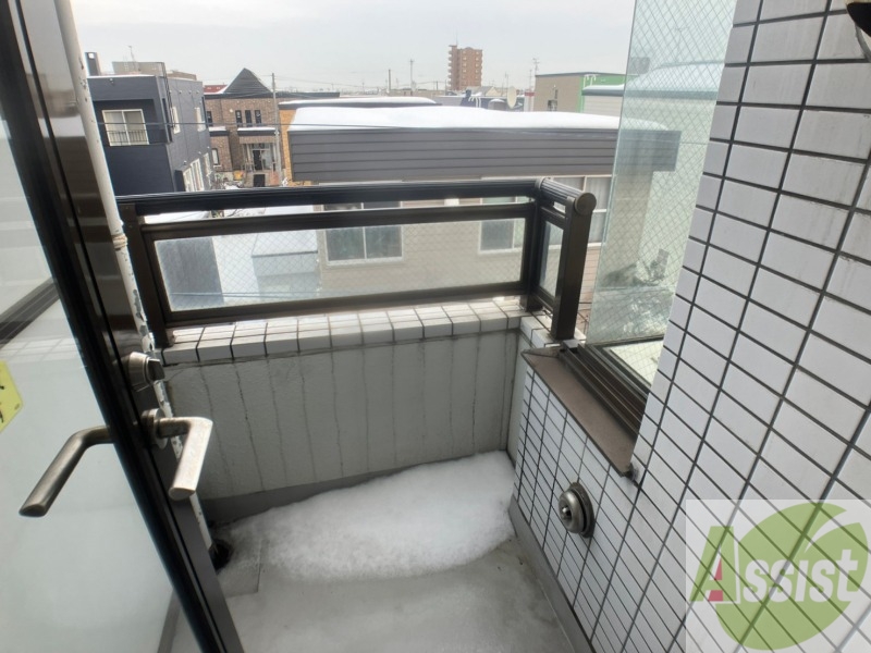 バルコニー　窓からの日光は気持ちを明るくしてくれますね！