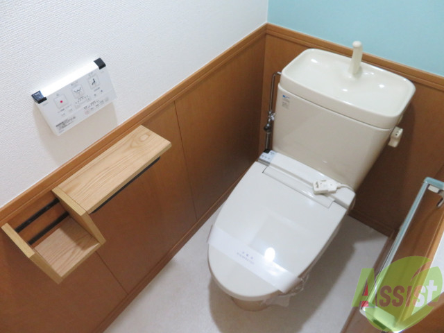 トイレ　白基調の、清潔感溢れるお手洗いですよね。