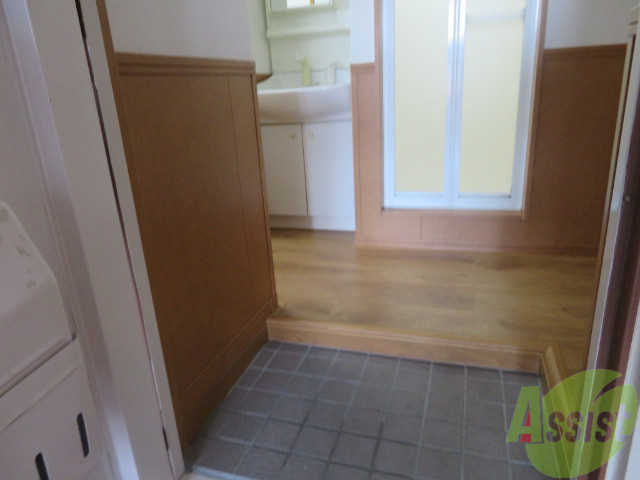 玄関　玄関口も広く、収納もしっかり付いていますよ。