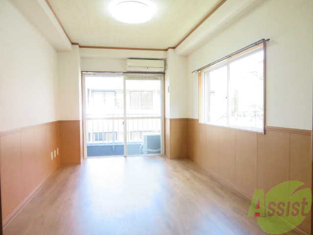 居室・リビング　日当たりが良く、採光が明るい印象のお部屋ですね。