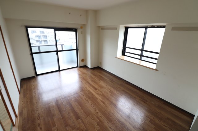 居室・リビング　別号室のお写真です。現況優先となります。