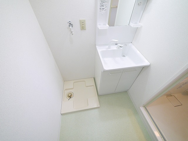 洗面設備　明るい洗面所です