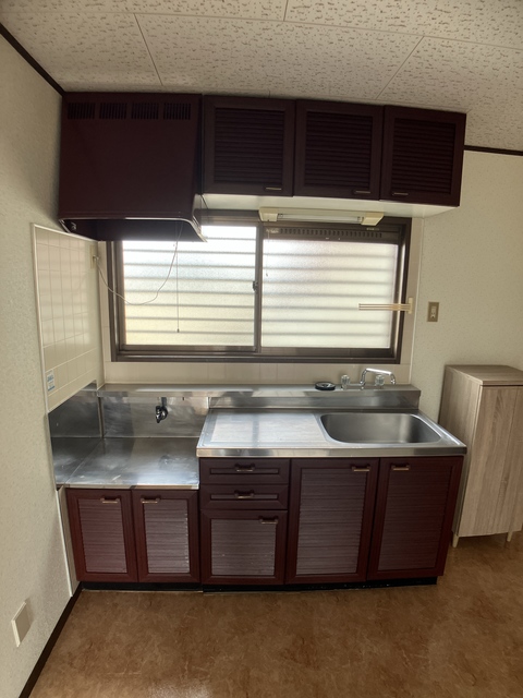 キッチン　※補修前の参考画像の為、設備等は現況優先。