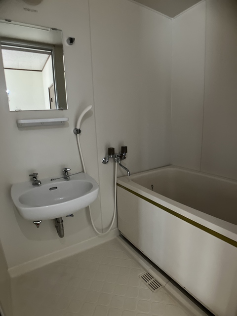 バス・シャワールーム　※補修前の参考画像の為、設備等は現況優先。