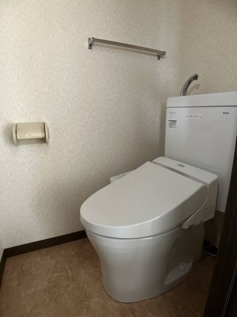 トイレ　※補修前の参考画像の為、設備等は現況優先。