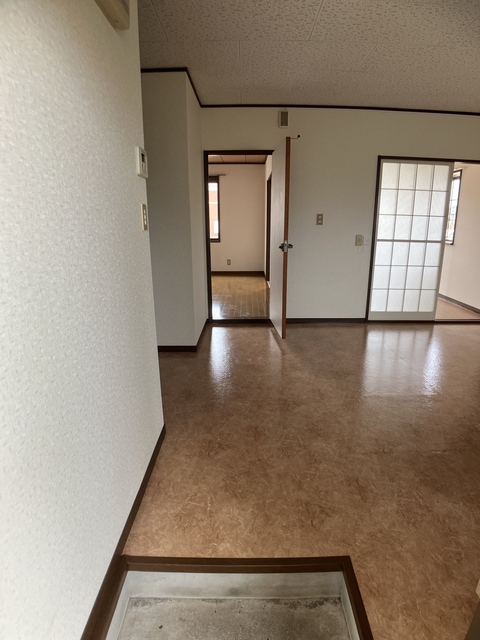 玄関　※補修前の参考画像の為、設備等は現況優先。