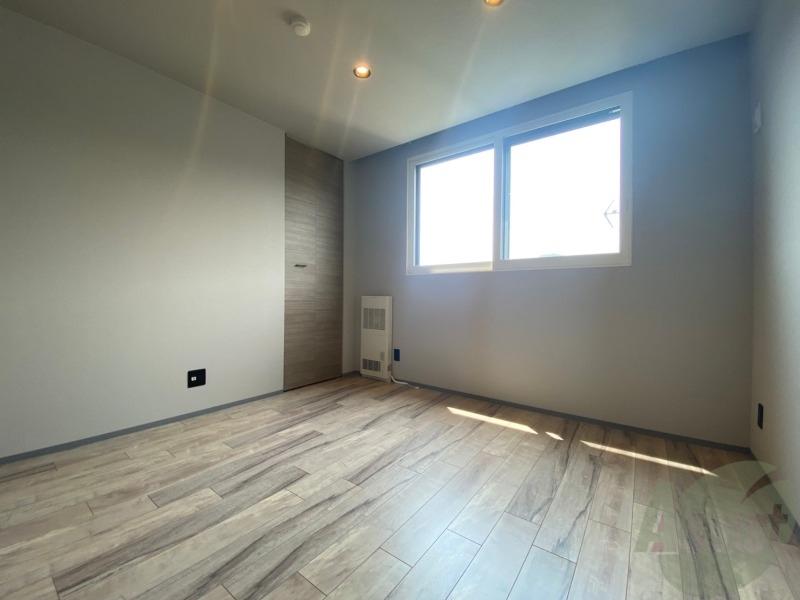 その他部屋・スペース　寝室はこちらです。光が差し込む、温かみのあるお部屋です。