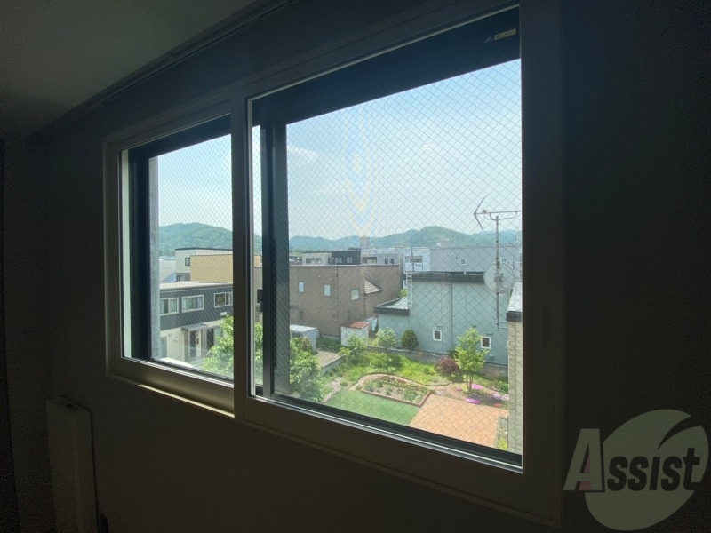 バルコニー　窓からの日光は気持ちを明るくしてくれますよ。