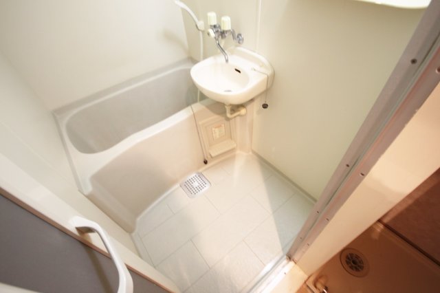 バス・シャワールーム　落ち着いた空間のお風呂です