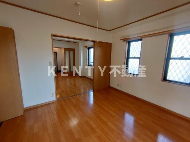 その他部屋・スペース　落ち着いた色調の寝室です