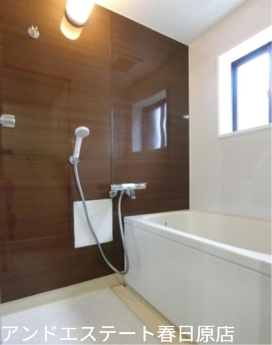 バス・シャワールーム　換気が出来る窓もあります