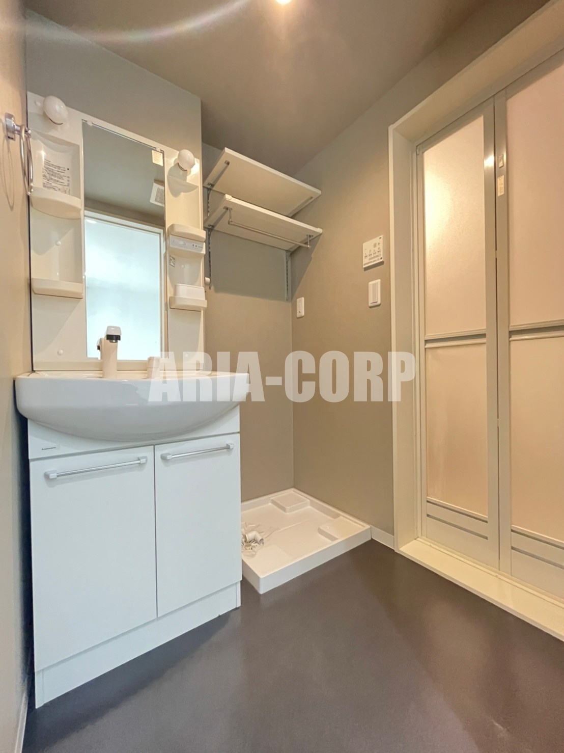 洗面設備　シャンプードレッサー付きの独立洗面台！収納豊富な洗面所♪