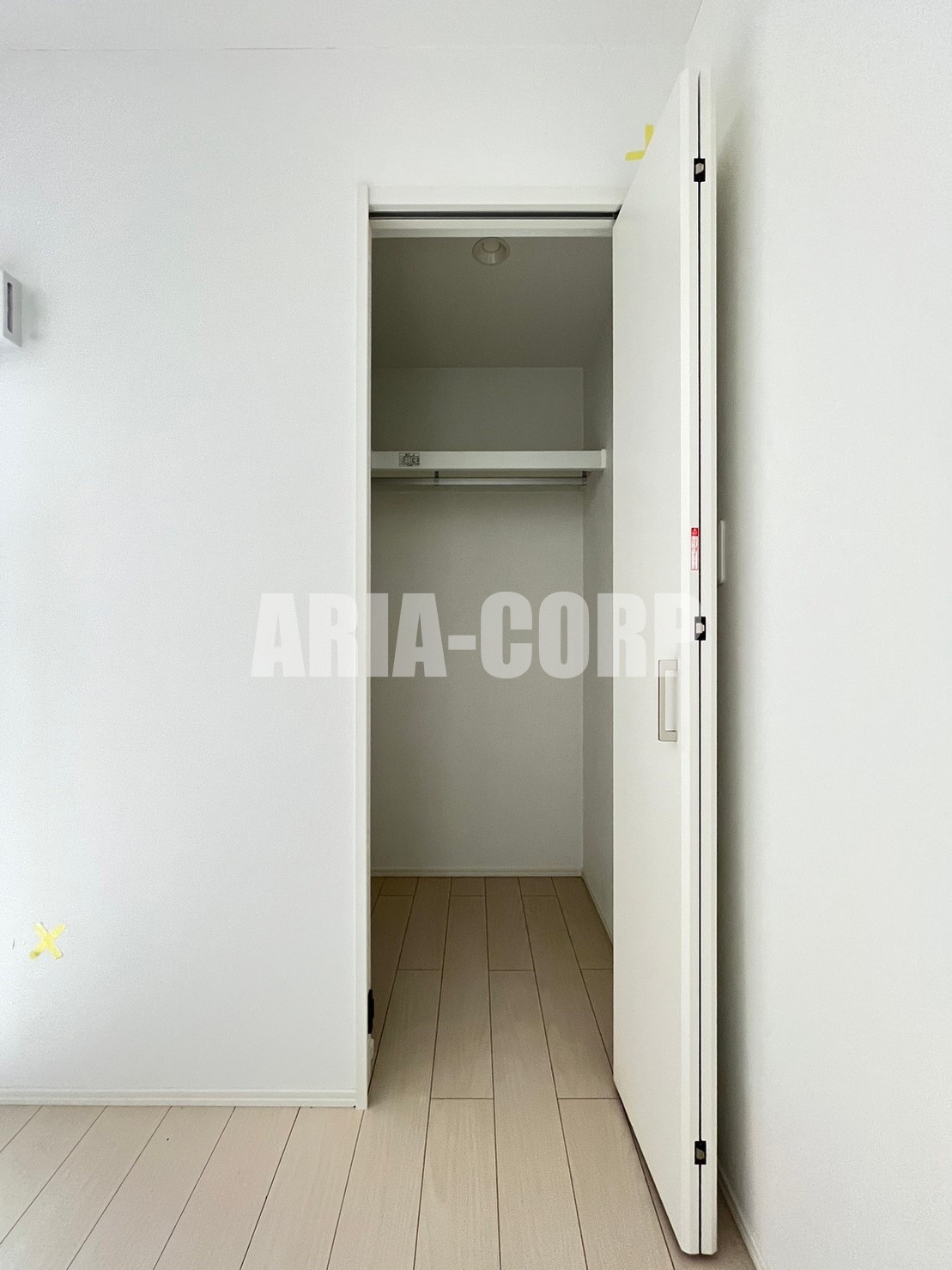 収納　クローゼット、上部には便利な棚がございます