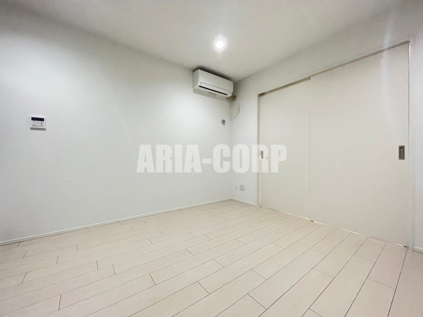 居室・リビング　白を基調としたお洒落なお部屋！奥行きたっぷりの空間です♪