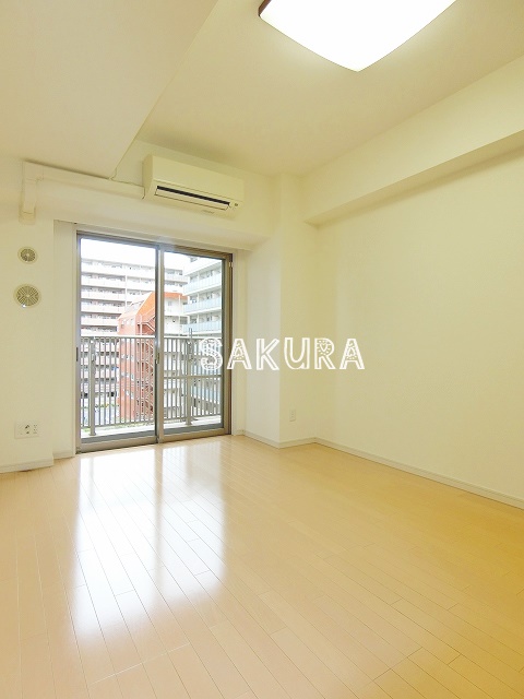 居室・リビング　こちらのリビングで趣味の時間をお楽しみください♪