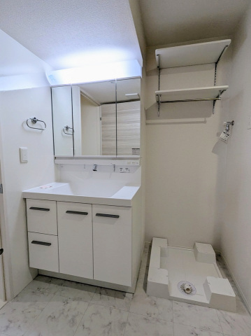 洗面設備　洗面化粧台と洗濯機置き場