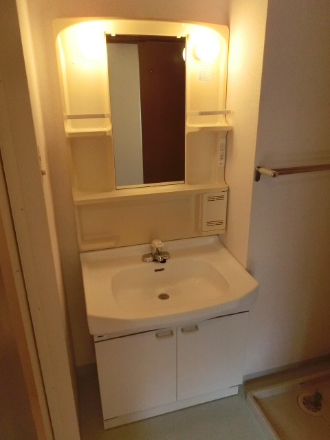 洗面設備　朝に欠かせない独立洗面所。