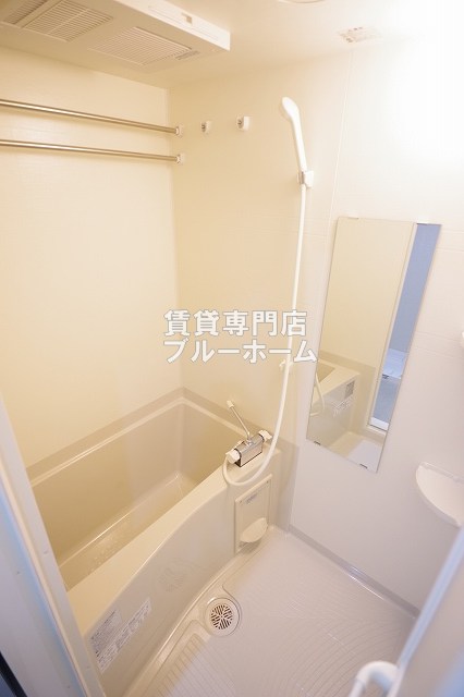 バス・シャワールーム　お風呂は浴室乾燥機付き！