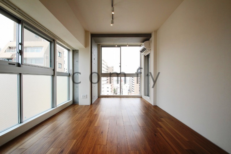 居室・リビング　大きい窓が開放的なリビング