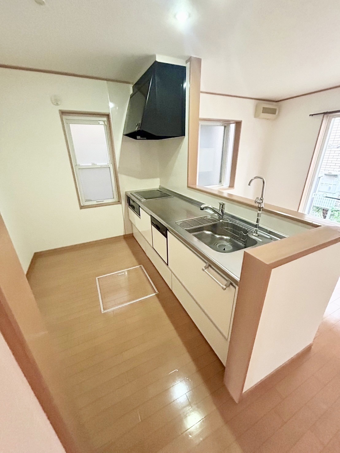 その他設備　広々としたキッチンでIHコンロです。