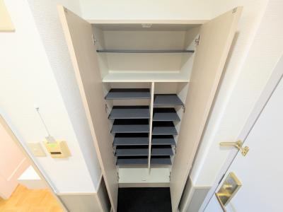 玄関　写真は９１１号室（東Ａタイプ）のものです。