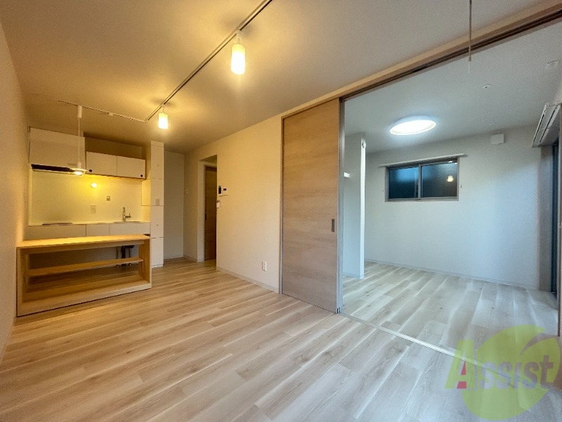 居室・リビング　８．９帖のＬＤＫです。広々としてきれいですね。