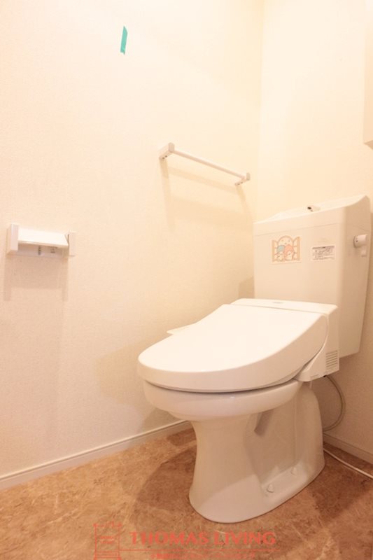 トイレ　温水便座完備。