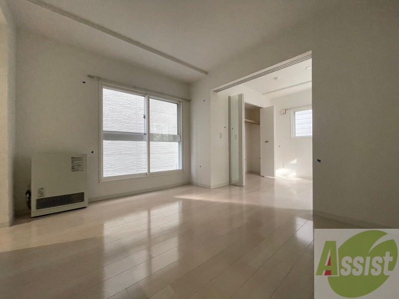 居室・リビング　リビングです。白を基調としていてお部屋全体が明るいですね！