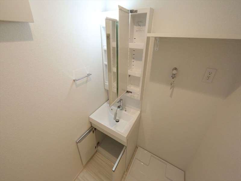 洗面設備　脱衣所　独立洗面台（シャンプードレッサー付）　同仕様写真