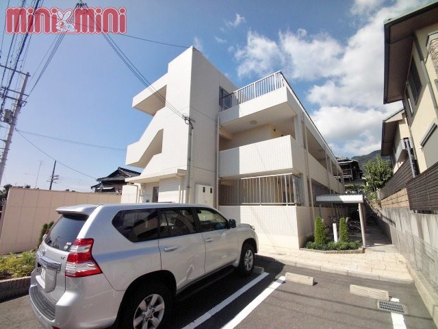 建物外観　川沿いの静かな立地に建っております